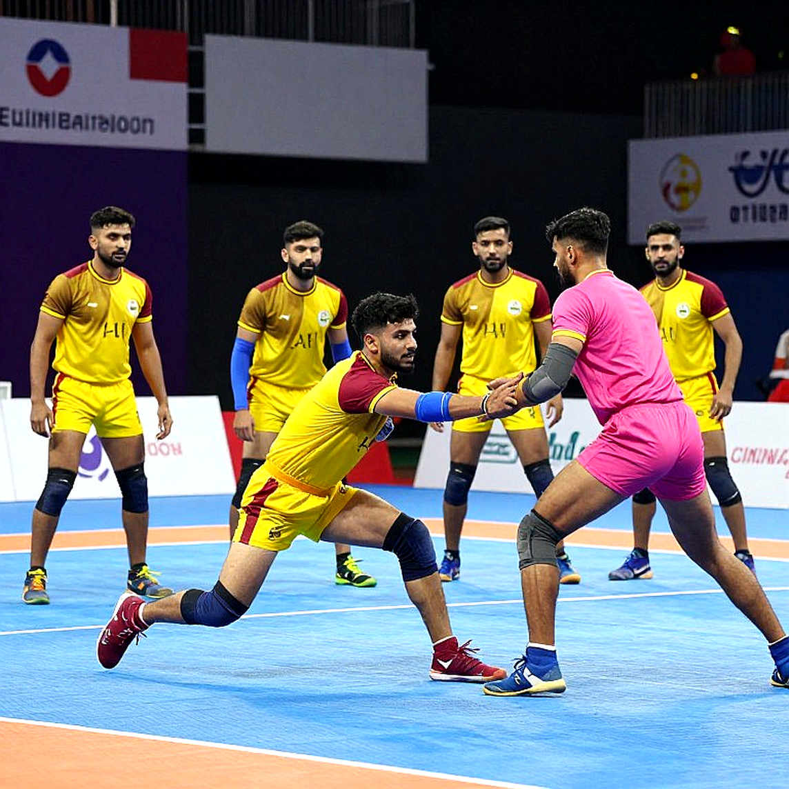 অমদাবাদ ২০২৬-এর লোগো: যে মাঠ সাতের বদলে চার দেখায়